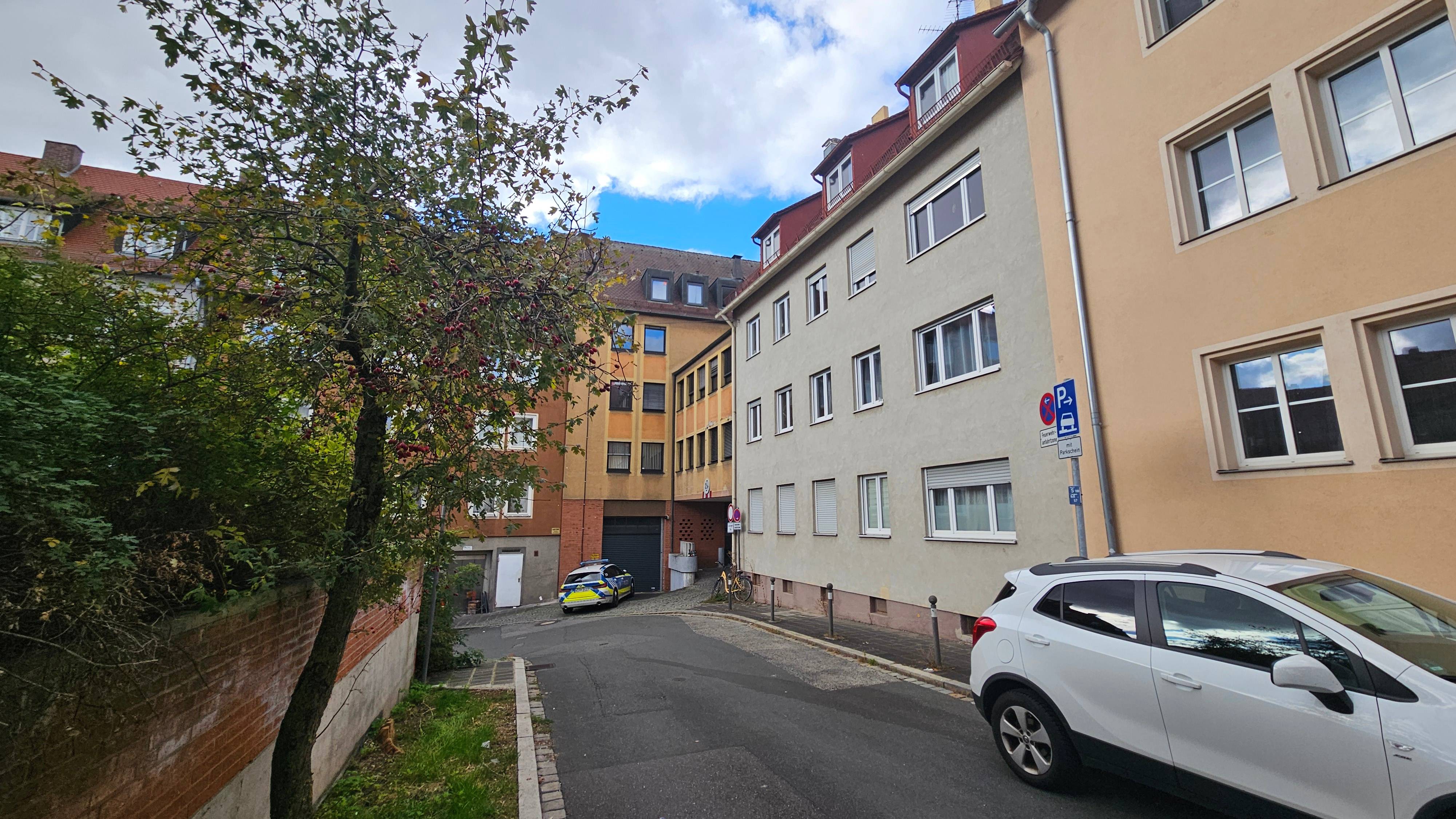 Modernes, lichtdurchflutetes Wohnzimmer mit Weitblick.