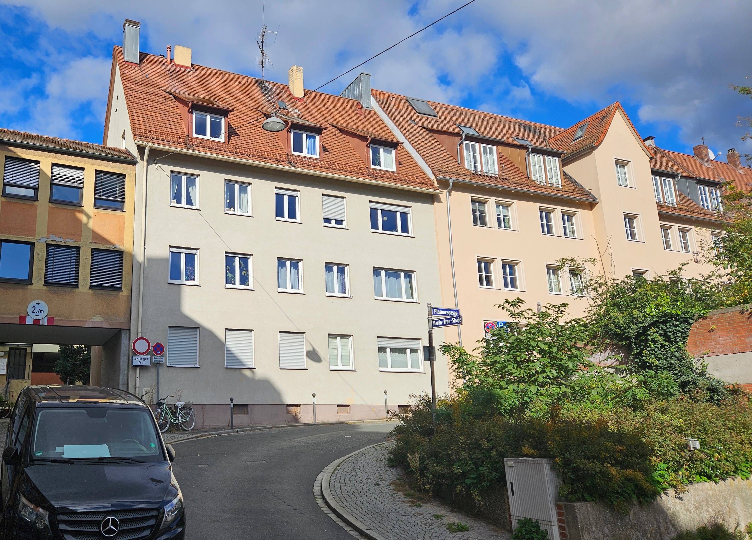 Spa-ähnliches Master-Bad mit freistehender Wanne.