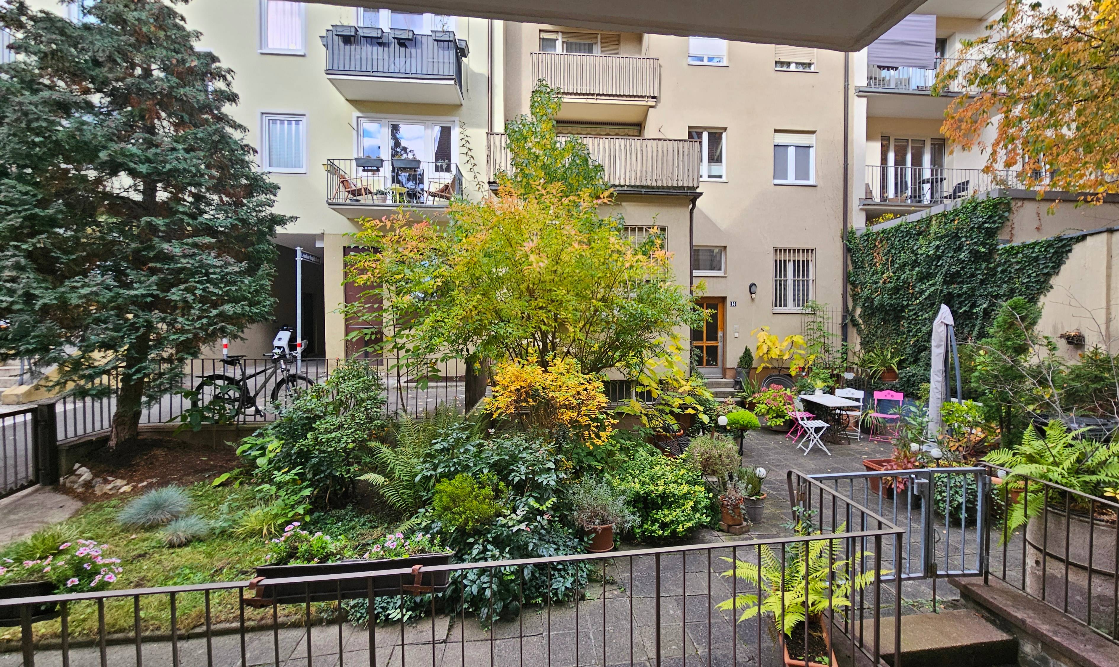 Architektonische Beleuchtung, die das Haus in Szene setzt.